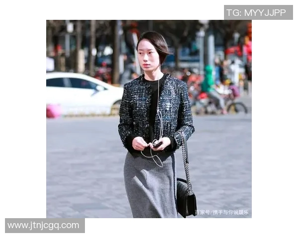 足球明星时尚穿搭解析领略球场外的潮流风采与个性魅力